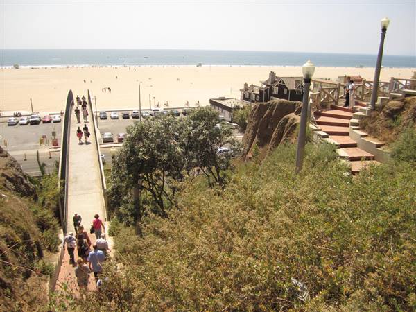 Santa Monica State Beach (SB) / Pacific Park Santa Monica Pier (3/11/2011 - Credits: "Pedestrian bridge, Santa Monica State Beach" by Flickr User: La Citta Vita (CC BY-SA 2.0)[https://creativecommons.org/licenses/by-sa/2.0/legalcode]https://www.flickr.com/photos/la-citta-vita/)