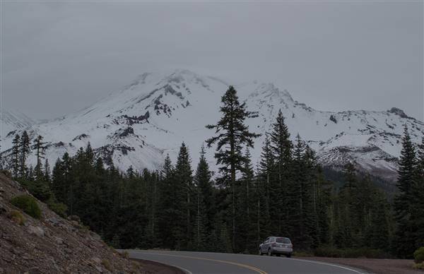 Everitt Memorial Highway (10/29/2014 - Credits: "Mt Shasta Everitt Memorial Highway (1072)" by Don Barrett (CC BY-NC-ND 2.0)[https://creativecommons.org/licenses/by-nc-nd/2.0/legalcode]https://www.flickr.com/photos/donbrr/)