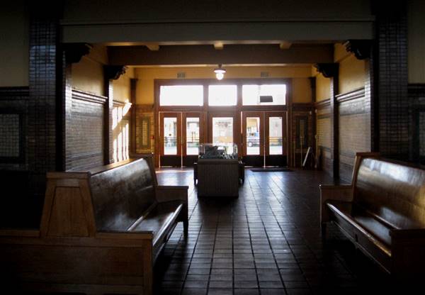 San Bernardino Santa Fe Depot (11/26/2010 - Credits: "San Bernardino Santa Fe Depot (3493a)" by Don Barrett (CC BY-NC-ND 2.0)[https://creativecommons.org/licenses/by-nc-nd/2.0/legalcode]https://www.flickr.com/photos/donbrr/)