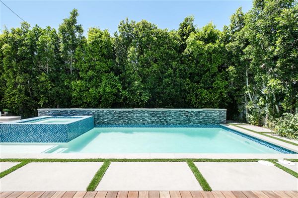 Dream Villa (11/1/2018 - Credits: Living The Dream)