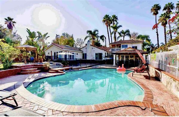 Beautiful Villa with a beautiful backyard on a large lot (10/16/2022 - Credits: Michal Aljadeff)