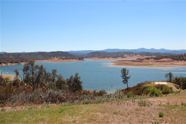 Lake Nacimiento (7/4/2015 - Credits: By Thomson200 - Own work, CC0, https://commons.wikimedia.org/w/index.php?curid=41435555)
