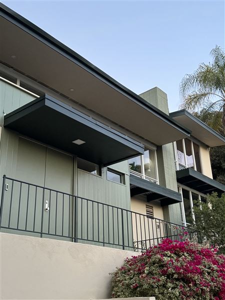 Midcentury Modern Hills Home (3/25/2025 - Credits: submitted by: Sean  Mcnichol)