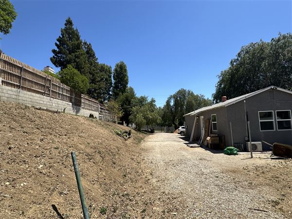 Modern Farmhouse on Expansive Agoura Hills Lot – Film-Ready & Versatile (4/29/2025 - Credits: Taken by Lauren Pfahler, property owner)