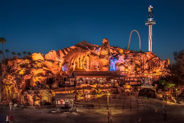 Knott's Berry Farm & Knott's California Marketplace - Calico Mine Train at Night (5/15/2025 - Credits: Six Flags Entertainment Corporation)