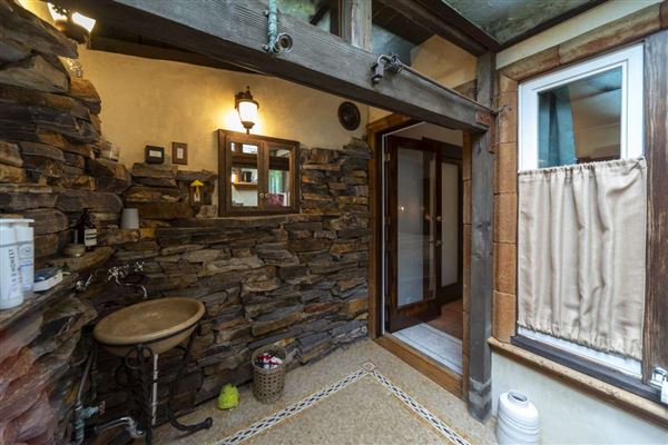 Woodland Hills Rustic Cabin (5/20/2025 - Credits: submitted by: Dominic Ottersbach)