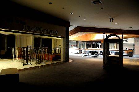 Redlands Mall - CLOSED (10/4/2012 - Credits: Geoff Juckes)