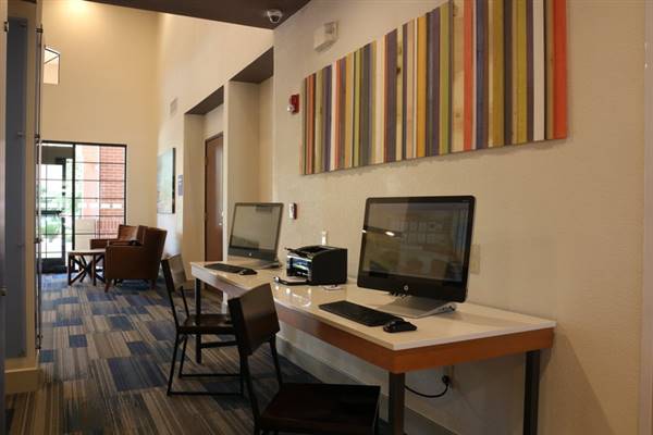 Holiday Inn Express & Suites (8/26/2015 - Credits: http://www.ihg.com/holidayinnexpress/hotels/us/en/davis/sacda/hoteldetail)