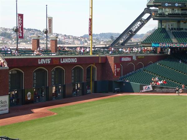 Oracle Park (7/23/2006 - Credits: By No machine-readable author provided. Coasttocoast assumed (based on copyright claims). [GFDL (http://www.gnu.org/copyleft/fdl.html), CC-BY-SA-3.0 (http://creativecommons.org/licenses/by-sa/3.0/) or CC BY-SA 2.5-2.0-1.0 (http://creativecommons.org/licen)