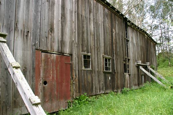Burleigh H. Murray Ranch Park Property (4/17/2011 - Credits: "This barn was buildt in the late 1880's" by Susan Stienstra (CC BY-NC-ND 2.0) [https://creativecommons.org/licenses/by-nc/2.0/legalcode] https://www.flickr.com/photos/19882095@N02/)