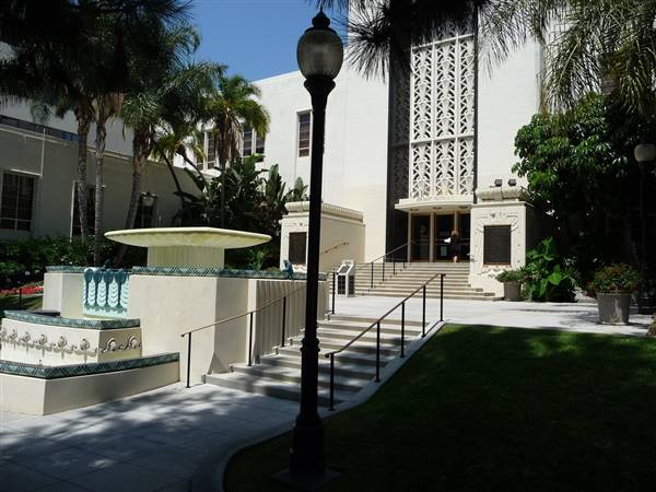 Burbank City Hall (7/28/2009 - Credits: "Burbank City Hall &Fountain" By Flickr User: Ryerson Bail Bonds (CC BY-SA 2.0)[https://creativecommons.org/licenses/by-nd/2.0/legalcode]https://www.flickr.com/photos/los-angeles-bail-bonds/)