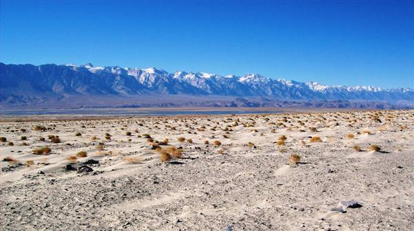 Owens Dry Lake / Owens Lake - State Lands Commission (SLC) (11/12/2007 - Credits: "On the edge of Owens Dry Lake north of Keeler, Sierra Mountains in the distance - keeler18" by Matthew Lee High (CC BY-NC 2.0)[https://creativecommons.org/licenses/by-nc/2.0/legalcode]https://www.flickr.com/photos/matthigh/)