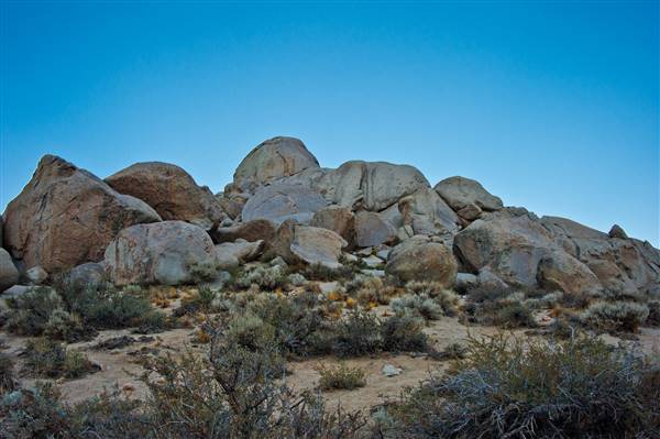 Buttermilk Country (9/30/2012 - Credits: Figures in the rocks" By Meg Lauber (CC BY-NC-ND 2.0)[https://creativecommons.org/licenses/by-nc-nd/2.0/legalcode]https://www.flickr.com/photos/sesen/)