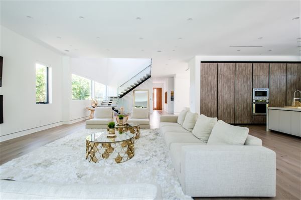 Dream Villa (11/1/2018 - Credits: Living The Dream)