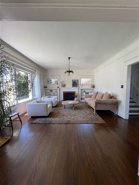 1905 American Foursquare Craftsman Home in HPOZ (10/12/2021 - Credits: Alex Jaspersen)