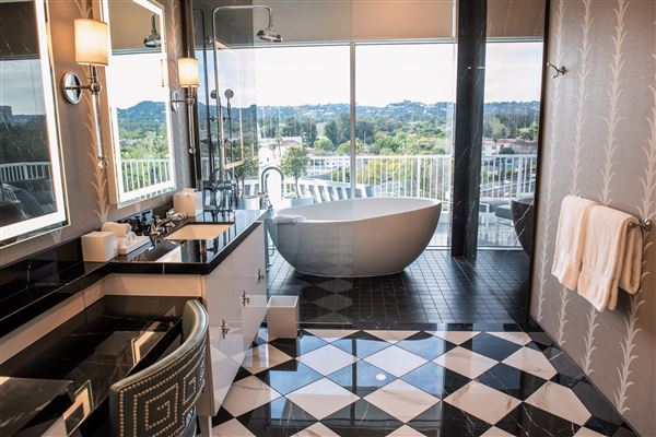 Beverly Hilton Hotel - Presidential Suite Bathroom (6/24/2020 - Credits: The Beverly Hilton)