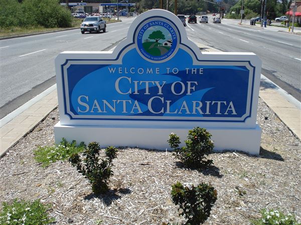 Santa Clarita - The Santa Clarita welcome sign (on Newhall Avenue in Newhall near the 14 freeway (5/17/2010 - Credits: by Chevy111 (CC BY-SA 3.0)(https://creativecommons.org/licenses/by-sa/3.0/)[https://en.wikipedia.org/wiki/Santa_Clarita,_California#/media/File:Santaclaritawelcomesign.jpg])