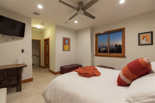 Hollywood Hills Modern Vintage (12/20/2024 6:05:17 PM - Credits: submitted by:)