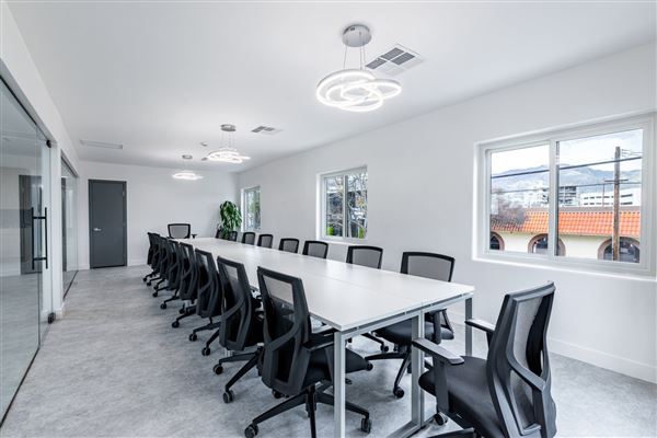 Burbank Modern Office Space – Film/Photo Shoot Ready (5/1/2024 - Credits: In-house photographer)