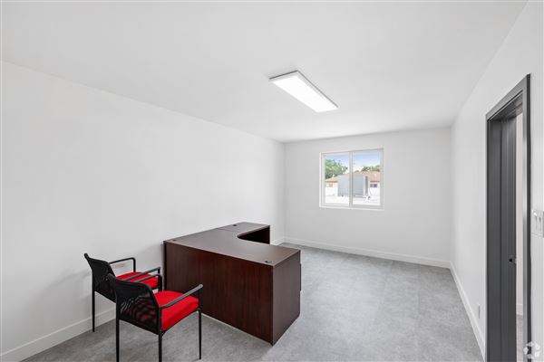 Burbank Modern Office Space – Film/Photo Shoot Ready (5/1/2024 - Credits: In-house photographer)