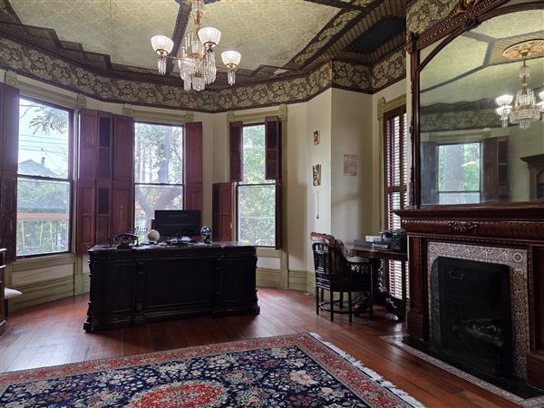Pink Victorian Estate Near Downtown Los Angeles (3/27/2026 - Credits: submitted by: Dovid Junik)