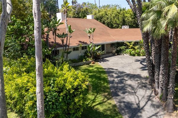 Vintage Hollywood Vibes – Secluded Palm-Lined Mid-Century Pool Oasis Wrapped In Lush Greenery – A Filmmaker’s Dream! (4/5/2025 - Credits: Elegant Textiles, Inc.)