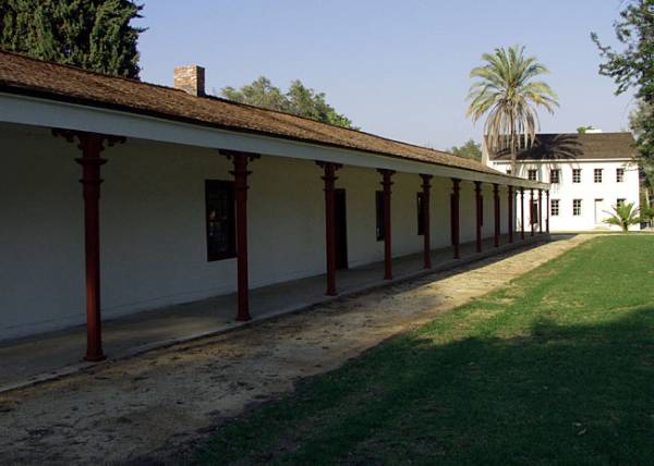 Los Encinos State Historic Park (SHP) adjacent to currently closed Lakeside Restaurant & Lounge (12/31/2003)
