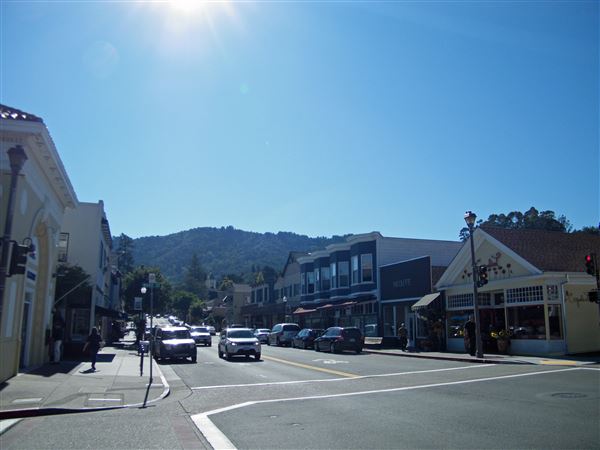 City of Larkspur - Downtown Larkspur (10/22/2011 - Credits: By Sarah Stierch - Own work, CC BY 4.0, https://commons.wikimedia.org/w/index.php?curid=17493045)