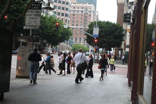 Figueroa St. between 7th & 8th St. (9/1/2010 - Credits: Lindsay Mizrahi)