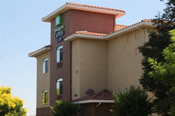 Holiday Inn Express & Suites (8/26/2015 - Credits: http://www.ihg.com/holidayinnexpress/hotels/us/en/davis/sacda/hoteldetail)