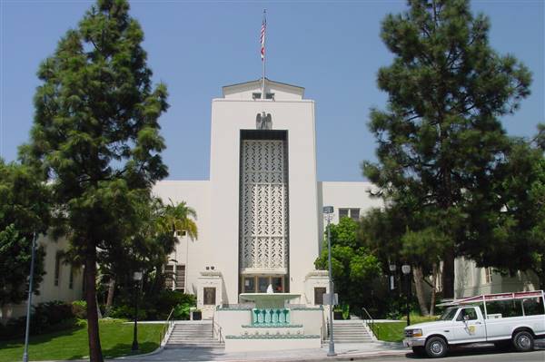 Burbank City Hall (8/22/2000 - Credits: I, Mrrxx [CC BY-SA 2.5-2.0-1.0 (http://creativecommons.org/licenses/by-sa/2.5-2.0-1.0)], via Wikimedia Commons)