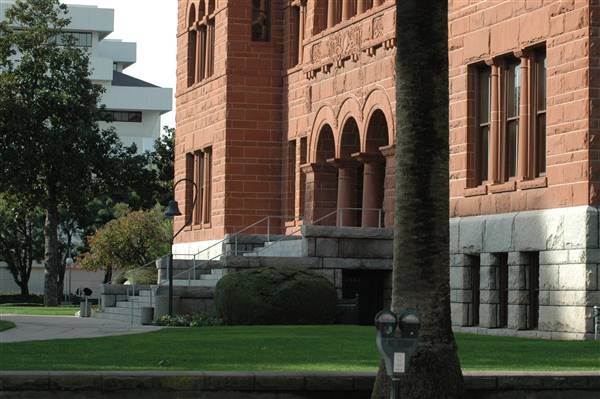 Old Orange County Courthouse (1/7/2008 - Credits: By tracie7779 (DSC_0124  Uploaded by Cirt) [CC BY-SA 2.0 (http://creativecommons.org/licenses/by-sa/2.0)], via Wikimedia Commons)