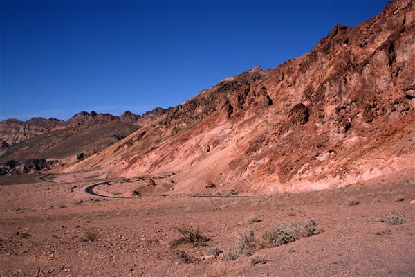 Artist Drive - Death Valley - Highway 168 (1/1/2007 - Credits: By Brocken Inaglory (Own work) [GFDL (http://www.gnu.org/copyleft/fdl.html) or CC BY-SA 3.0 (http://creativecommons.org/licenses/by-sa/3.0)], via Wikimedia Commons)