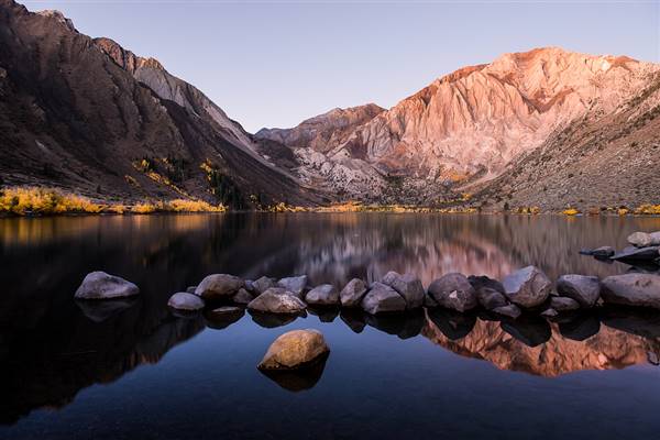 Convict Lake / Convict Lake Resort (10/19/2012 - Credits: "Convict Lake Before Dawn" by Howard Ignatius (CC BY-NC-ND 2.0)[https://creativecommons.org/licenses/by-nc-nd/2.0/legalcode]https://www.flickr.com/photos/howardignatius/)