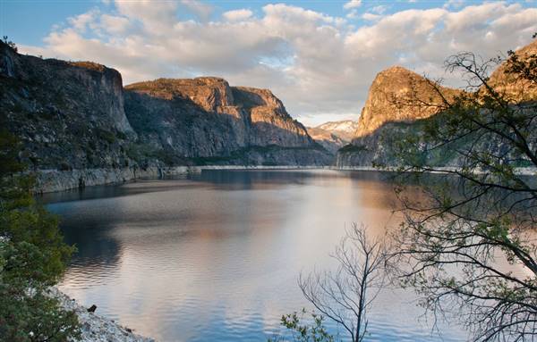Hetch Hetchy Reservoir / O'Shaughnessy Dam (5/15/2010 - Credits: "Sunset in Hetch Hetchy" by Justin Gaerlan (CC BY 2.0)[https://creativecommons.org/licenses/by/2.0/legalcode]https://www.flickr.com/photos/jcue786/)