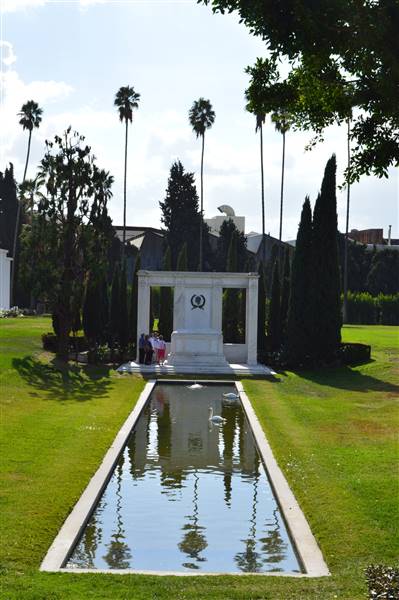 Hollywood Forever Cemetery (11/17/2013 - Credits: "Hollywood_Forever_Cemetery" by Daniel Hartwig (CC BY 2.0)[https://creativecommons.org/licenses/by/2.0/legalcode]https://www.flickr.com/photos/dwhartwig/)
