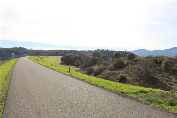 Coyote Valley Dam / Lake Mendocino - Coyote Valley Dam - public use path (11/30/2017 - Credits: Kellen Lim)