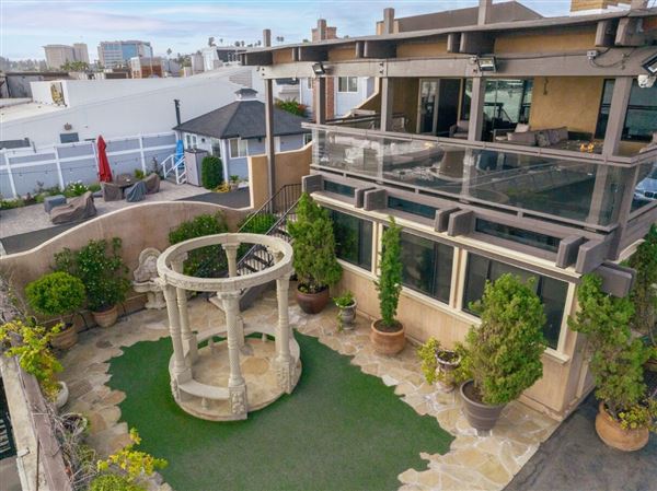 Waterfront Lounge & Garden @ Newport Harbor - City Cruises (5/14/2024 - Credits: Photo Courtesy of City Experiences)