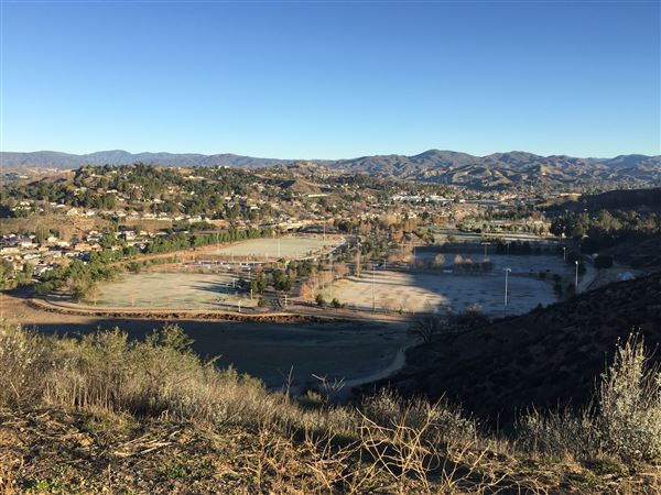 Santa Clarita - Early morning frost at Central Park in Santa Clarita (12/29/2014 - Credits: by Ponderosapine210 - Own work (CC BY-SA 4.0)(https://creativecommons.org/licenses/by-sa/4.0/)[https://commons.wikimedia.org/wiki/File:Winter_at_Central_Park,_Santa_Clarita_(cropped).jpg#/media/File:Winter_at_Central_Park,_Santa_Clarita.jpg])