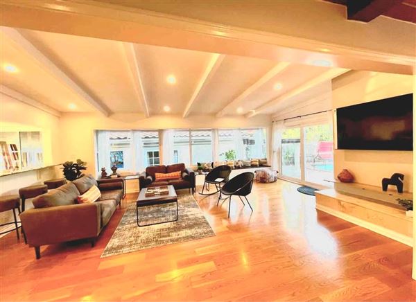 Beautiful Villa with a beautiful backyard on a large lot (5/31/2024 - Credits: Michal Aljadeff)