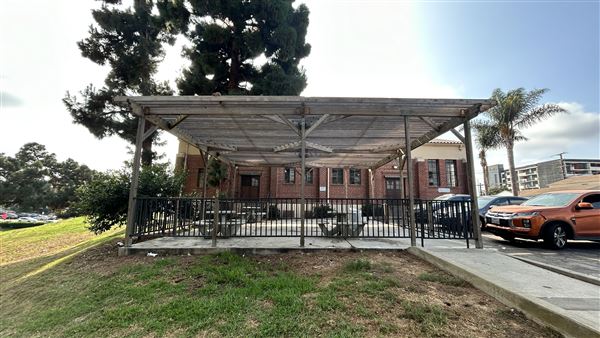 Edward Vincent Park - Veterans Memorial Building (10/17/2024 - Credits: Brandy Davis)