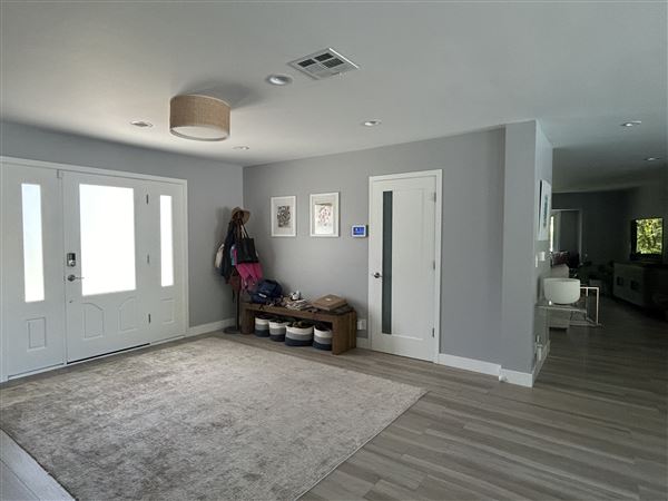 California Modern in Residential Encino Hills (2/3/2025 5:40:17 PM - Credits: submitted by:)