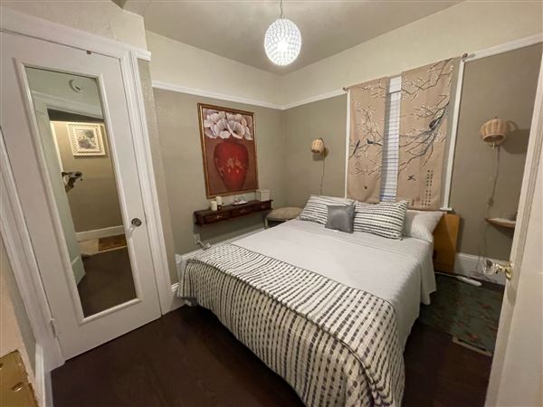 Fully furnished stucco California Bungalow (2/21/2025 - Credits: submitted by: Odessa McDUFFIE)