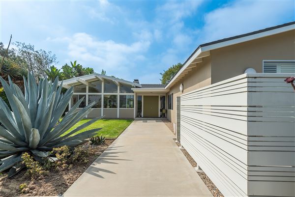 Club Drive Mid Century Home (4/1/2024 - Credits: submitted by: Leo Grifka)