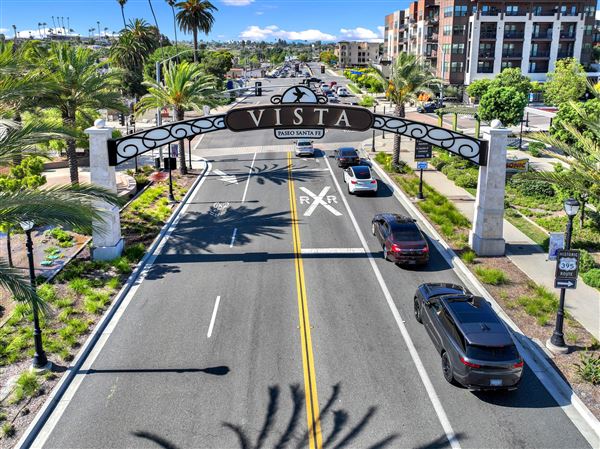 City of Vista - Vista Gateway Arch at S Santa Fe Ave and Main St near downtown (11/2/2023 - Credits: By https://www.facebook.com/CityofVista/, Public Domain, https://commons.wikimedia.org/w/index.php?curid=141672177)