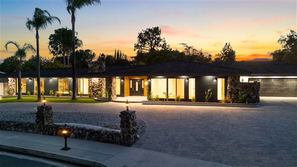 Contemporary Mid-Century Luxury Home (10/27/2025 - Credits: submitted by: Jenarda Makupson)