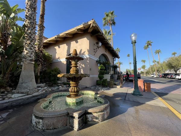 City of Coalinga - Restaurant and gift shop at Harris Ranch Inn & Restaurant (10/15/2022 - Credits: Public Doman (https://www.flickr.com/photos/sarahvain/))