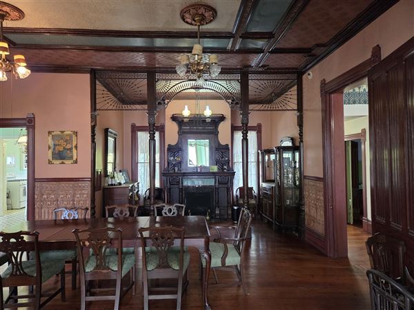 Pink Victorian Estate Near Downtown Los Angeles (3/27/2026 - Credits: submitted by: Dovid Junik)