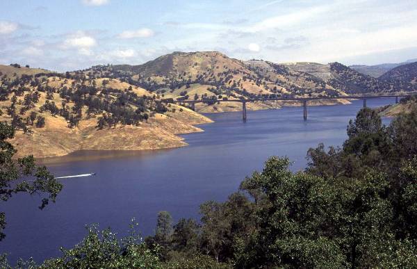 New Melones Reservoir and Stevnot Bridge (12/31/2003)