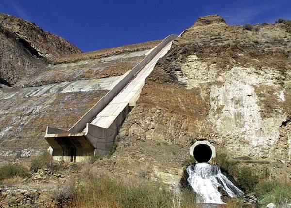 Pyramid Lake (12/31/2003)